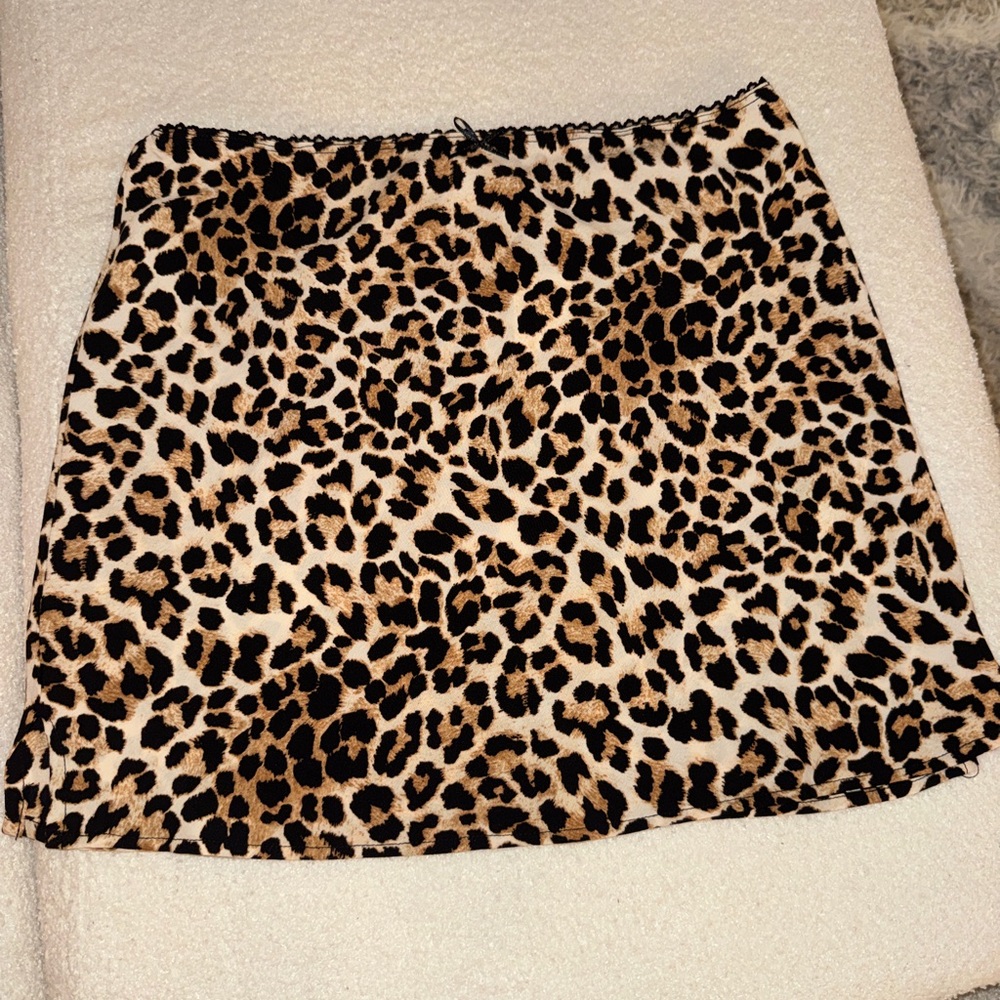 Topshop Leopard Print Mini Skirt with Satin Finish 🐆